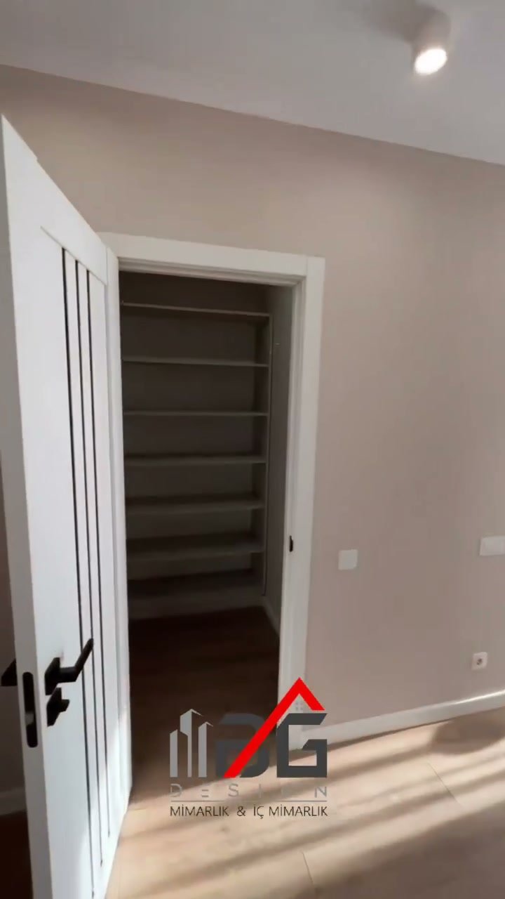 Özel Tasarım TV Duvarı ve Kitaplık Entegrasyonu